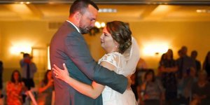 Η νύφη χορεύει με ένα από τα αδέρφια της. Φωτογραφία: Facebook