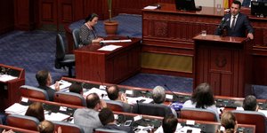 O Ζόραν Ζάεφ στο βήμα της Βουλής της ΠΓΔΜ (Φωτογραφία: ΑΡ/Boris Grdanoski) 