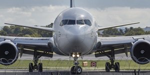 Αεροσκάφος σταθμευμένο σε αεροδρόμιο 