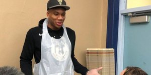 Ο Γιάννης Αντετοκούμπο μοιράζει φαγητό σε άπορους Αμερικανούς