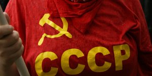 «Οχι» σε μπλούζες με το σφυροδρέπανο λένε ευρωβουλευτές/ Φωτογραφία: AP- MISHA JAPARIDZE