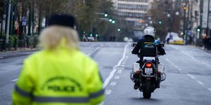 Αστυνομικός στο κέντρο της Αθήνας / Φωτογραφία: EUROKINISSI/ΓΙΩΡΓΟΣ ΚΟΝΤΑΡΙΝΗΣ