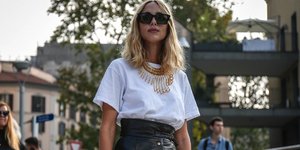 Mια street style star φωτογραφίζεται στο δρόμο/ Φωτογραφία: Shutterstock/andersphoto 
