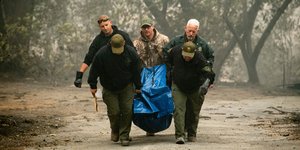 Διασώστες μεταφέρουν τη σορό ενός θύματος της φονικής πυρκαγιάς κοντά στο Παραντάις (Φωτογραφία: AP/Noah Berger)