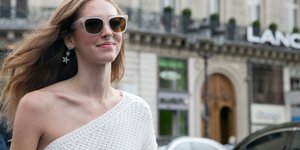 Γυναίκα ποζάρει στον φακό/Φωτογραφία Shutterstock