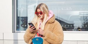 Μοντέλο ποζάρει στο φακό/ Φωτογραφία: Shutterstock/ andersphoto