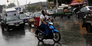 Διανομέρας σε μηχανάκι/ Φωτογραφία: SOOC- Konstantinos Tsakalidis