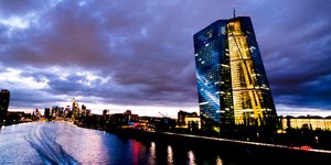 Το αρχηγείο της ΕΚΤ δίπλα στον ποταμό Μάιν στη Φρανκφούρτη (Φωτογραφία: AP/Michael Probst)