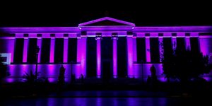 Στα χρώματα της Παγκόσμιας Ημέρας για τον Καρκίνο του Παγκρέατος φωτίστηκε το Πανεπιστήμιο Αθηνών με μήνυμα «Η έγκαιρη διάγνωση μετράει»