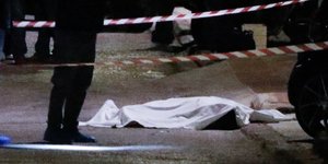 Η σορός του Γ. Μακρή έξω από το σπίτι του στο Πανόραμα Βούλας -Φωτογραφία: EUROKINISSI/ ΓΙΩΡΓΟΣ ΚΟΝΤΑΡΙΝΗΣ