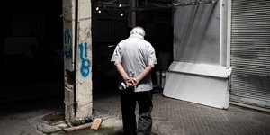 Ηλικιωμένος σε δρόμο της Αθήνας/Φωτογραφία: Sooc