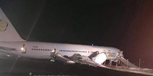 Το αεροπλάνο ξέφυγε από την πορεία του στον διάδρομο προσγείωσης (Φωτογραφία: Twitter) 