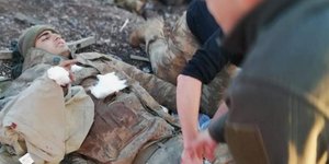 Τραυματισμένος στρατιώτης/ Φωτογραφία: Twitter 