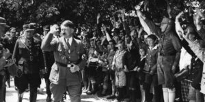 Παιδιά υποδέχονται στη Βαυαρία τον Αδόλφο Χίτλερ τον Ιούλιο του 1933 (Φωτογραφία αρχείου: ΑΡ)