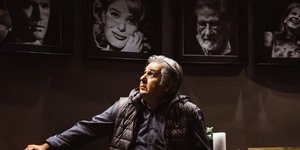 O Iεροκλής Μιχαηλίδης ποζάρει στο φακό της BOVARY/ Φωτογραφία: Πάνος Μάλλιαρης