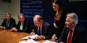 Στιγμιότυπο από την υπογραφή της σύμβασης με ΕΛΠΕ και REPSOL για τους υδρογονάνθρακες στο Ιόνιο
