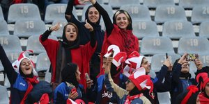 Περίπου 500 Ιρανές υποστήριξαν την Περσέπολη κόντρα στην ιαπωνική  Kashima Antlers (Φωτογραφία: ΑΡ/Vahid Salemi) 