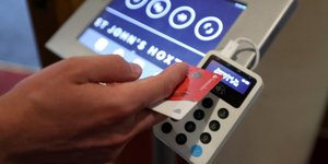 Κάρτα ανέπαφων συναλλαγών σε... χρήση / Φωτογραφία: AP Images