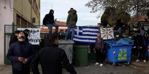 Μαθητές μπροστά από υπό κατάληψη σχολείο / Φωτογραφία: Twitter