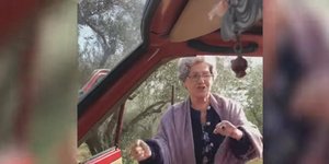Η γιαγιά στο χωριό κάνει Kiki Challenge