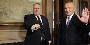 Ο Νίκος Κοτζιάς (αριστερά) και ο Αλβανός πρόεδρος Ιλίρ Μέτα (δεξιά) -Φωτογραφία αρχείου: EUROKINISSI/ΓΙΑΝΝΗΣ ΠΑΝΑΓΟΠΟΥΛΟΣ