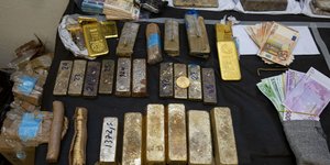 Ευρήματα από τις δύο εγκληματικές οργανώσεις λαθρεμπορίας χρυσού -Φωτογραφία: ΓΕΝΙΚΗ ΑΣΤΥΝΟΜΙΚΗ ΔΙΕΥΘΥΝΣΗ