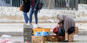 Πολίτες μαζεύουν τρόφιμα από τον δρόμο/Φωτογραφία: IntimeNews