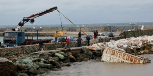 Η κακοκαιρία που χτύπησε τη Λέσβο πέταξε κοντέινερ στη θάλασσα / Φωτογραφία: Intimenews/ΛΑΓΟΥΤΑΡΗΣ ΜΑΝΩΛΗΣ
