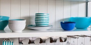 Ράφι στην κουζίνα/ Φωτογραφία: Unsplash/ Holger Link