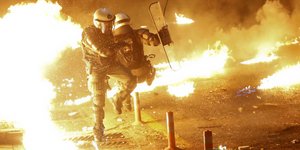Σε κλοιό φωτιάς οι άνδρες των ΜΑΤ / Φωτογραφία: Intimenews
