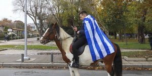 Μαθητής πάνω σε άλογο στην πορεία των μαθητών για το Μακεδονικό στην Θεσσαλονίκη- φωτογραφία eurokinissi