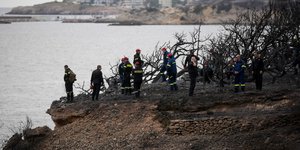 Πυροσβέστες στο Μάτι ψάχνουν μέσα στα αποκαΐδια / Φωτογραφία: Eurokinissi