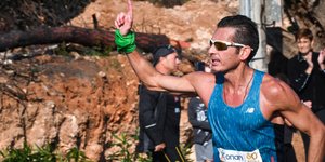 Δρομέας σηκώνει το χέρι του προς τους πυρόπληκτους/ Φωτογραφία: EUROKINISSI- ΑΝΤΩΝΗΣ ΝΙΚΟΛΟΠΟΥΛΟΣ