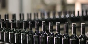Βρετανικές εταιρείες αποθηκεύουν φιάλες ευρωπαϊκών κρασιών/ Φωτογραφία: AP- Mosa'ab Elshamy