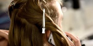 Το εργαλείο για εντυπωσιακό αποτέλεσμα στα μαλλιά/ Φωτογραφία: Getty Ιmages/Ideal Image