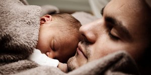 πατέρας με μωρό/Φωτογραφία: pexels