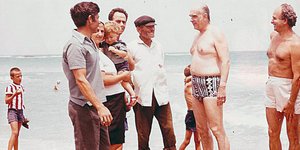 Ο Ανδρέας Παπανδρέου σε παραλία της Κρήτης / Φωτογραφία: patris.gr