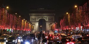 Τα φωτισμένα Ηλύσια Πεδία /Φωτογραφία: AP/Christophe Ena