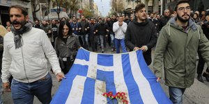 Η αιματοβαμμένη σημαία του Πολυτεχνείου/ Φωτογραφία: INTIME NEWS- ΛΙΑΚΟΣ ΓΙΑΝΝΗΣ