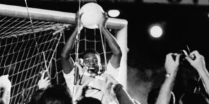 Στις 19 Νοεμβρίου 1969 ο Πελέ πετυχαίνει το 1000ό του γκολ και αποθεώνεται -Φωτογραφία: AP Photo