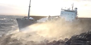 Οι καιρικές συνθήκες «πέταξαν» το πλοίο στα βράχια