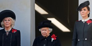 Η βασίλισσα Ελισαβετ με τις δούκισσες/Φωτογραφία ΑP