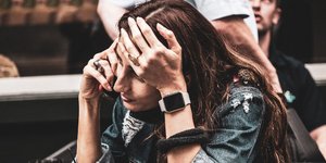 Μια γυναίκα μιλάει στο τηλέφωνο