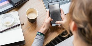 Μια γυναίκα σερφάρει στο διαδίκτυο/ Φωτογραφία: Unsplash/ rawpixel