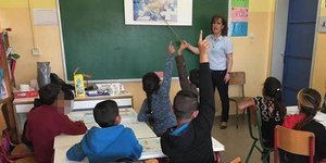 Η δασκάλα Βασιλική Αρσενίου με τους μαθητές της