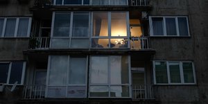 Αναμμένα φώτα στο σπίτι / Φωτογραφία: Konstantinos Tsakalidis / SOOC