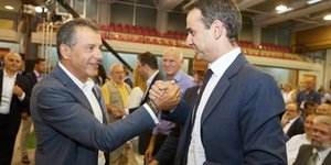 Ο Κυριάκος Μητσοτάκης και ο Σταύρος Θεοδωράκης- φωτογραφία intimenews