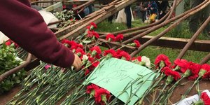 Λουλούδια στην πύλη του Πολυτεχνείου