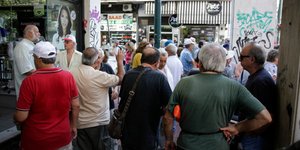 Συνταξιούχοι έξω από τα γραφεία του ΕΦΚΑ/Φωτογραφία: Eurokinissi