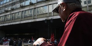 Συνταξιούχος στο κέντρο της Αθήνας / Φωτογραφία: Eurokinissi